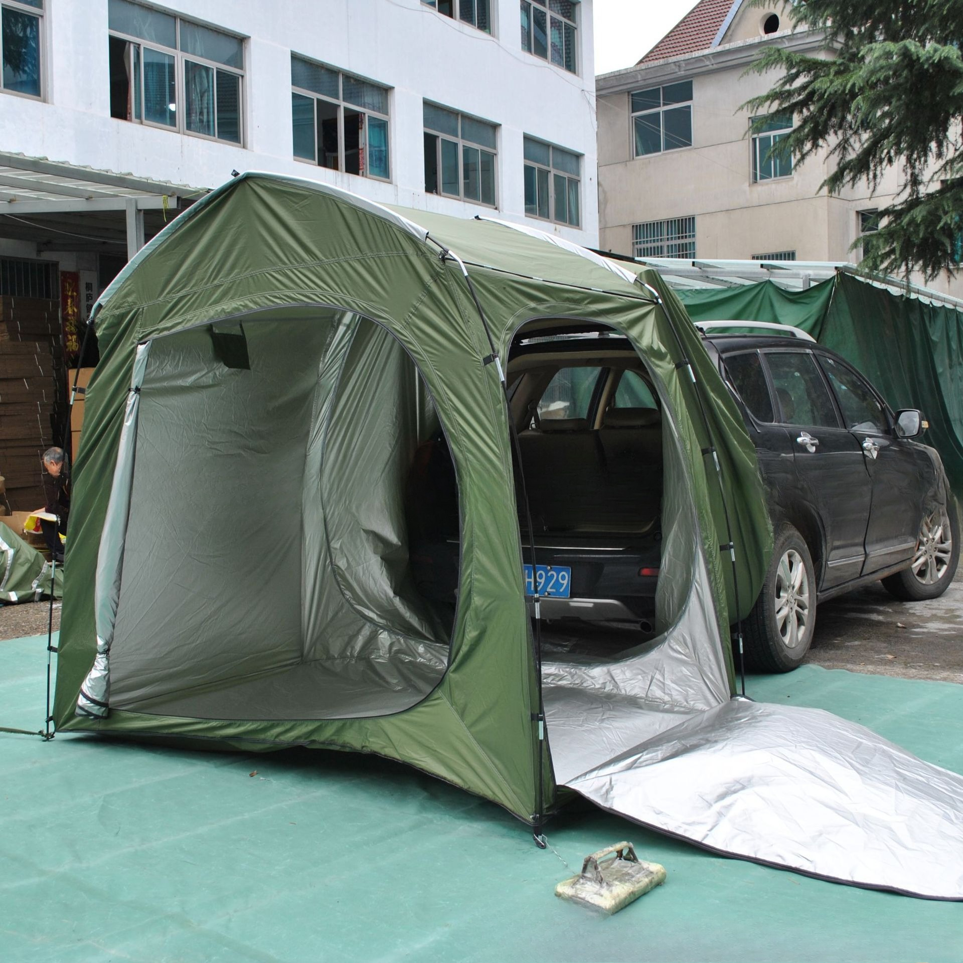 Easy to store full-model rear  - مراجعة Emergency Mylar Tent وسعره
